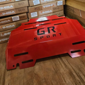 Protector de Cárter (Skid Plate) Toyota Hilux GR Sport - Rojo Deportivo con Logo Troquelado